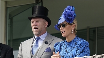 Zara Tindall firmierte in der Boulevardpresse als Lieblingsenkelin der verstorbenen Königin Elizabeth II. - welchen Stand ihr Ehemann in der Royal Family hat, war (bislang) weniger Thema.