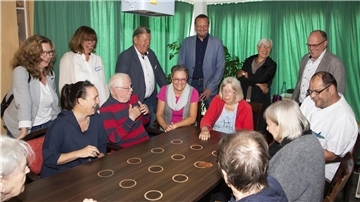 Zauberhafte Spiele im Lotte-Lemke-Haus: Spender und Bewohner sehen sich gemeinsam den Tovertisch an.