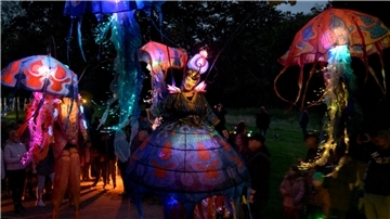 Zauberhaftes und Poetisches geistert in der Speckenbütteler "Lichternacht" durch alle Ecken und Winkel des Speckenbütteler Parks, auch Stelzenläufer und skurrile Figuren leuchten zwischen Bäumen und Büschen.