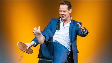 Zauberkünstler, Comedian und Moderator Marco Brüser hängt derzeit auf Barbados fest.