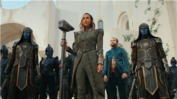 Zawe Ashton (Mitte, l-r) als Dar-Benn und Daniel Ings als Ty-Rone in einer Szene des Films „The Marvels“.