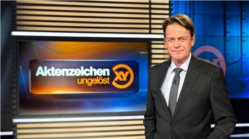 ZDF-Moderator Rudi Cerne im Studio der Fahndungssendung „Aktenzeichen XY ... ungelöst“.