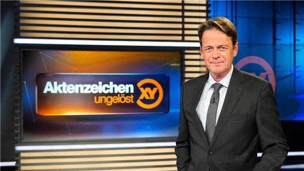RAF-Fall bei „Aktenzeichen XY“: Appell an Unterstützer ZDF-Moderator Rudi Cerne im Studio der Sendung „Aktenzeichen XY ... ungelöst“.