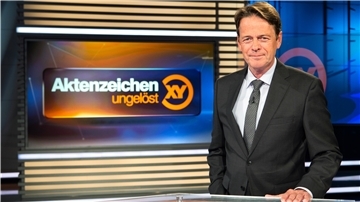 ZDF-Moderator Rudi Cerne im Studio der Sendung „Aktenzeichen XY ... ungelöst“.