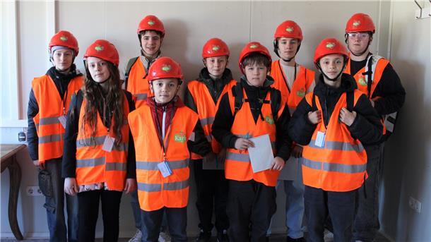 Die Kinder posieren für ein Gruppenfoto