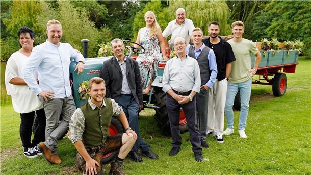Spätes Debüt von Jörg Schwerdts aus Cappel und Friedrichs TV-Rekord Menschen stehen um einen Traktor im Freien herum, zwei sitzen drauf.