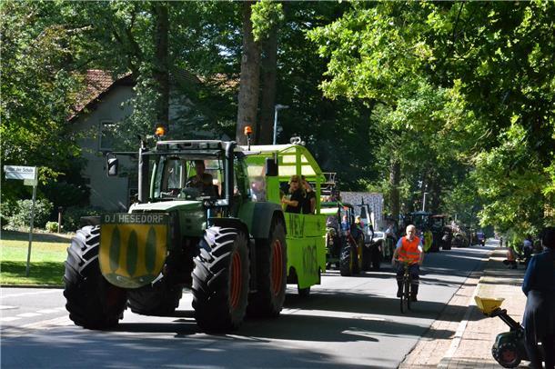 Zehn geschmückte Wagen nahmen am Erntefest in Hesedorf teil.