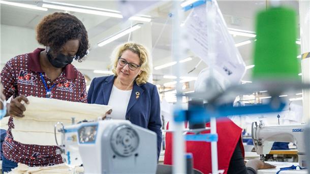 Ministerin Schulze: In Textilindustrie noch viel zu tun Zehn Jahre nach der Katastrophe von Rana Plaza in Bangladesch sieht Entwicklungsministerin Svenja Schulze (r, SPD) die weltweite Textilindustrie noch immer vor großen Herausforderungen.