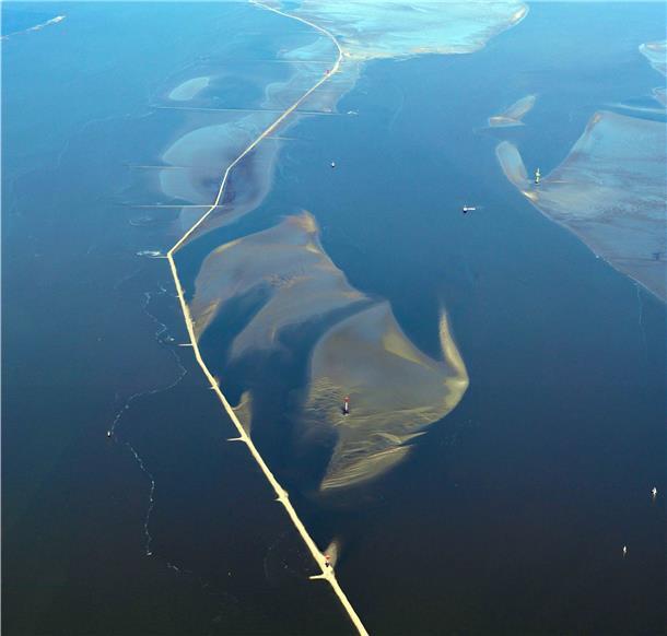 Zehn Kilometer lang mäandert sich der Leitdamm der Nordsee entgegen – links davon das Hauptfahrwasser der Weser, rechts davon die Sandbank Robbenplate und der Wurster Arm.