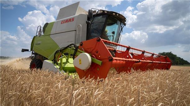 Kreml warnt vor einseitiger Fortsetzung von Getreideabkommen Zehn Kilometer von der Frontlinie entfernt drischt ein ukrainischer Bauer in der Region Dnipropetrowsk den Weizen auf seinem Feld.