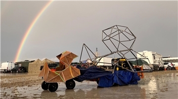 Zehntausende Besucher des Wüsten-Festivals „Burning Man“ sitzen nach heftigen Regenfällen am Wochenende auf dem Gelände im US-Bundesstaat Nevada fest.