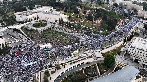 Zehntausende Demonstranten protestieren vor dem Parlament in Jerusalem gegen die geplante Justizrefom.