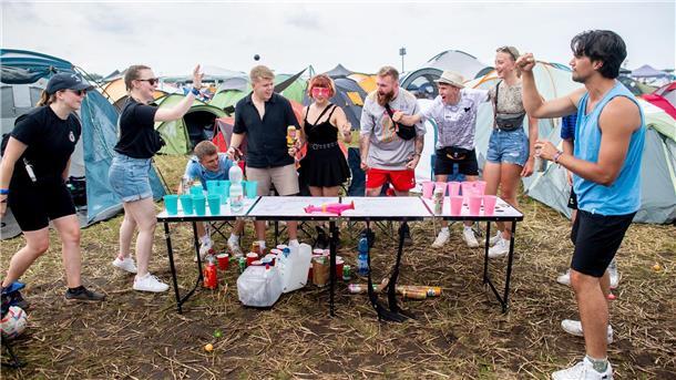 Zehntausende Fans besuchen das Musikfestival Deichbrand in Nordholz im Landkreis Cuxhaven. Von Donnerstagnachmittag bis Sonntag treten dort mehr als 120 nationale und internationale Künstlerinnen und Künstler auf. 