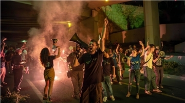 Zehntausende Menschen demonstrierten in Israel den zweiten Tag in Folge gegen Netanjahus Regierung.