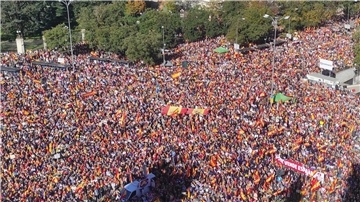 Zehntausende Menschen protestieren in Madrid gegen die geplante Amnestie für katalanische Separatisten und andere Zugeständnisse.