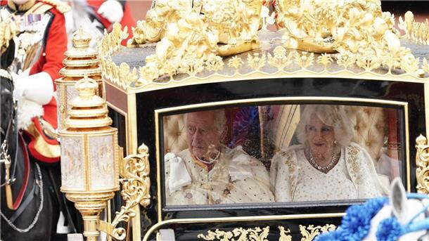 Tradition, Party und Protest: Charles und Camilla gekrönt Zehntausende Menschen säumen die Straßen Londons, um einen Blick auf das Königspaar in der Kutsche zu erhaschen.