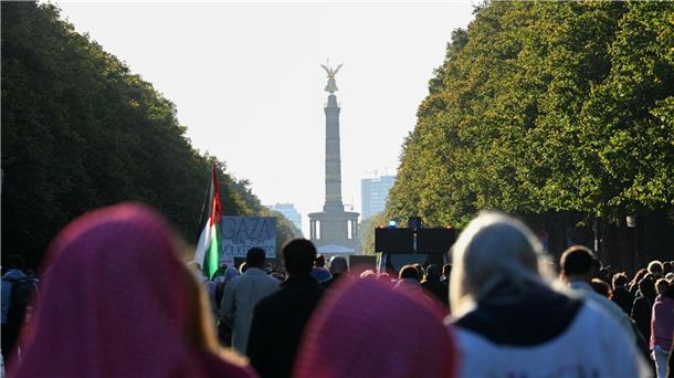 Zehntausende zogen durch Berlin-Mitte zur Siegessäule.