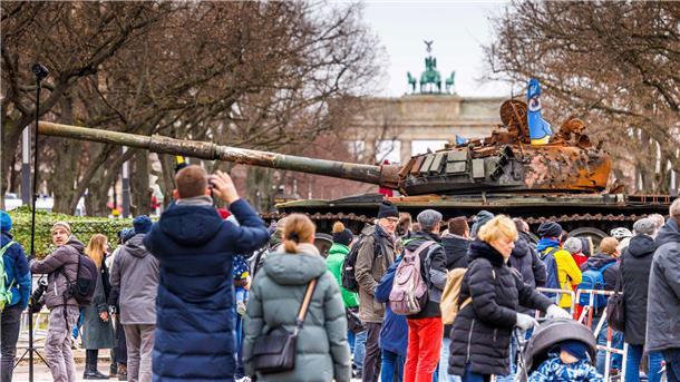 Zeichen des Protests: Ein in der Ukraine zerstörter russischer Panzer wird temporär vor der russischen Botschaft in Berlin ausgestellt.