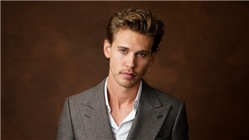 Zeichen moderner Männlichkeit oder bloße Gender-Performance? US-Schauspieler Austin Butler trägt - wie derzeit viele Geschlechtsgenossen - zum klassischen Anzug Goldkettchen.