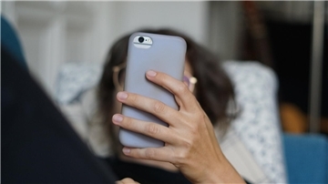 Zeit totschlagen im Netz: Das Handy als Tor zu endlosen Social-Media-Welt ist mittlerweile zu einem wesentlichen Faktor des Zeitvertreibs geworden. Viele verlieren sich und verbringen Stunden ziellos im Konsum von Reels, Insta-Stories oder TikTok-Videos.