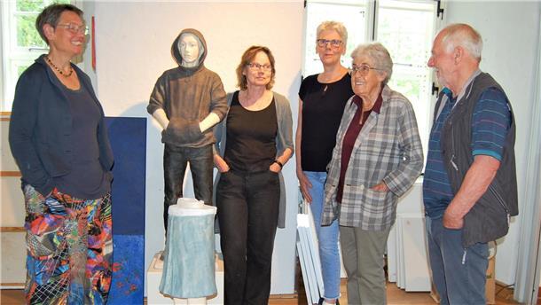 Die Künstlerinnen Ulrike Brockmann, Birgit Lindemann, Ingeborg Dammann-Arndt, Heide Duwe und der Künstler Dirk Behrens in den Ausstellungsräumen der Burg zu Hagen.