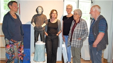 Die Künstlerinnen Ulrike Brockmann, Birgit Lindemann, Ingeborg Dammann-Arndt, Heide Duwe und der Künstler Dirk Behrens in den Ausstellungsräumen der Burg zu Hagen.