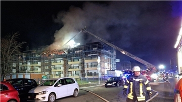 Cuxhavener Wohnhausbrand: Feuerwehr kämpft mit voller Kraft
