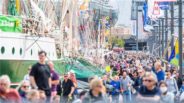 Zeitweise war es voll bei den Maritimen Tagen. Viele Besucher schlendern am Sonnabend am Neuen Hafen.