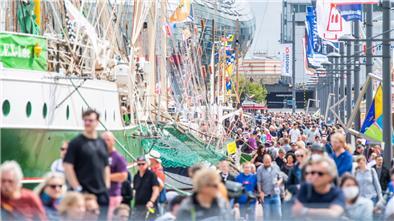 Zeitweise war es voll bei den Maritimen Tagen. Viele Besucher schlendern am Sonnabend am Neuen Hafen.