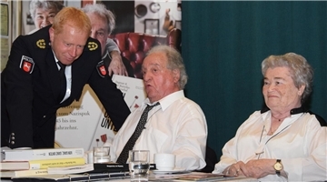 Zeitzeuge Ivar Buterfas-Frankenthal (Mitte) und seine Ehefrau Dagmar, hier im Gespräch mit Carsten Rose, Direktor der Polizeiakademie Niedersachsen, schilderte prägende Ereignisse aus seinem Leben als Holocaust-Überlebender.