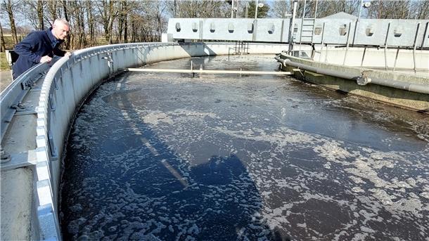 Zentralklärwerk in Bad Bederkesa: Marcus Mende, Geschäftsführer des Wasserverbandes Wesermünde, weiß um die neuartige Methode zur Feststellung von Coronaviren im Abwasser, doch ins Förderprogramm der EU hat es in Stadt und Landkreis keine Kommune geschafft.