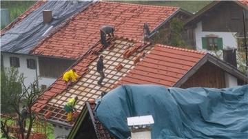 Zerstörte Dächer in der oberbayerischen Gemeinde Bad Bayersoien nach dem Hagelsturm am 26. August.