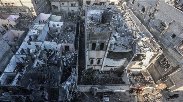 Zerstörte Gebäude in Chan Junis. Vor dem Al Amal-Krankenhaus in der Stadt im Gazastreifen soll das israelische Militär nach UN-Angaben einen Krankenwagen-Konvoi gestoppt und aufgehalten haben.