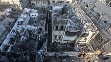 Zerstörte Gebäude in Chan Junis. Vor dem Al Amal-Krankenhaus in der Stadt im Gazastreifen soll das israelische Militär nach UN-Angaben einen Krankenwagen-Konvoi gestoppt und aufgehalten haben.