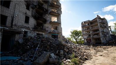 Zerstörte Gebäude stehen in der Stadt Isjum in der Region Charkiw.