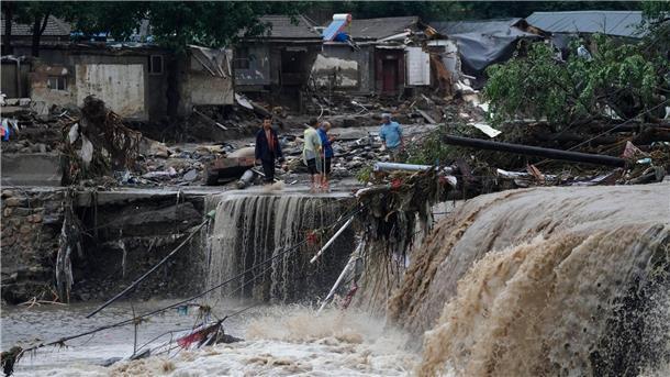 Zerstörte Häuser in Peking. Die extremen Regenfälle sind eine Folge des Tropensturms „Doksuri“.