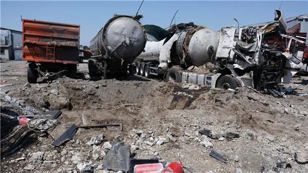 Krieg gegen die Ukraine: So ist die Lage Zerstörte Lastwagen am Rand eines Kraters in der Nähe von Saporischschja.