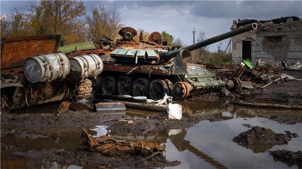 UN: Folter von Kriegsgefangenen auf beiden Seiten Zerstörte russische Panzer in der Nähe des kürzlich zurückeroberten Dorfes Kamjanka zu sehen.