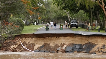 Zerstörte Straße im australischen Cairns, die von den Regenmassen des Tropensturms „Jasper“ weggespült wurde.