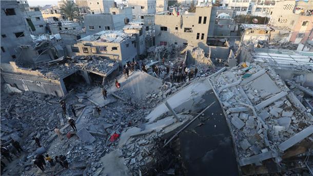 Hamas: Gibt noch Hindernisse für Gaza-Feuerpause Zerstörungen im Gazastreifen - Vermittler bemühen sich um eine befristete Feuerpause und eine Freilassung von Geiseln.