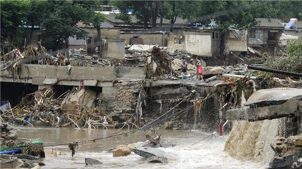 Zahl der Toten nach Rekord-Regen in Peking gestiegen Zerstörungen in Peking durch den Tropensturm „Doksuri“.