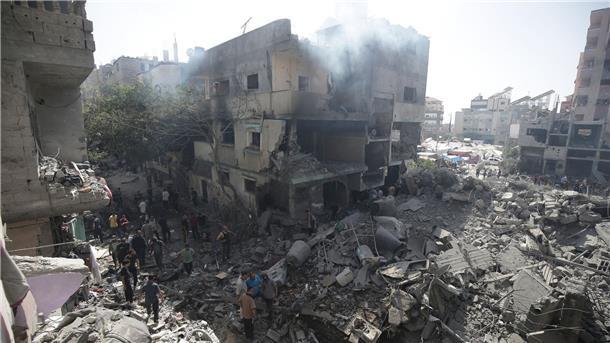 Viele Tote bei Befreiung von Geiseln aus Gazastreifen Zerstörungen und Trümmer in Folge des israelischen Bombenangriffs im Flüchtlingslager Nuseirat.