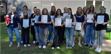 Gruppenfoto junge Menschen Zertifitikat