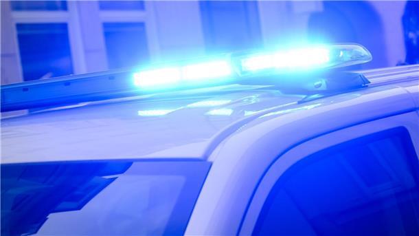 Mann liegt auf Straße – von Auto überrollt und gestorben Zeuginnen und Zeugen werden gebeten, sich bei der Polizei Göttingen zu melden. (Symbolbild)