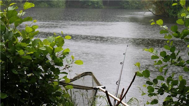 Ein Angler sitzt an einem Gewässer des Zevener Angelvereins.