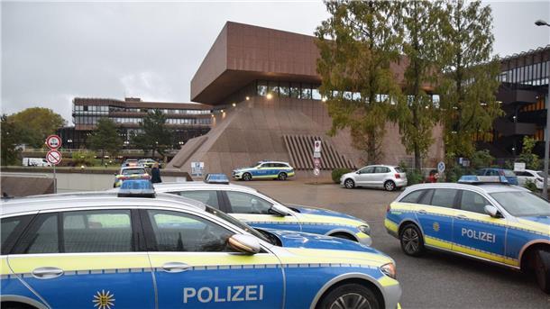 Nach Serie von Bombendrohungen: Zwei Verdächtige ermittelt Ziel der Verdächtigen: aufwendige Polizeieinsätze auslösen und das Sicherheitsempfinden der Bevölkerung stören.