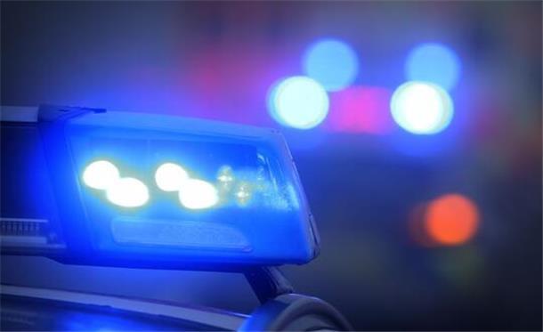 Zwei teure Mähroboter in Cuxhaven und Bad Bederkesa gestohlen  Ein Polizeiauto mit eingeschaltetem Blaulicht steht an einer Unfallstelle. Ziel von Dieben: In Cuxhaven und Bad Bederkesa wurden zwei hochwertige Mähroboter direkt von Privat- und Firmengrundstücken entwendet.“