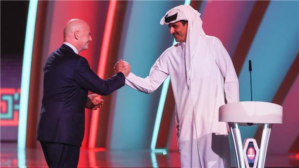 Ziemlich beste Freunde: Fifa-Präsident Gianni Infantino (links) gibt Scheich Tamim bin Hamad Al Thani, Emir von Katar, die Hand. Toll.