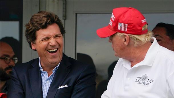 Ziemlich beste Freunde? Fox-News-Moderator Tucker Carlson (l), und Ex-Präsident Donald Trump vergnügen sich auf Trumps Golfkurs im US-Bundesstaat New Jersey.