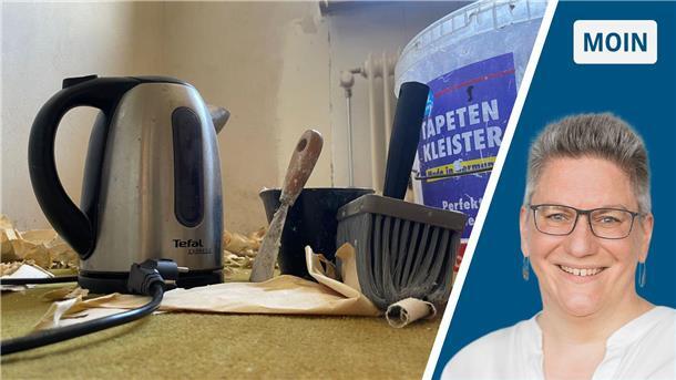 Wasserkocher steht zwischen Tapetenresten und Werkzeug auf einer Baustelle
